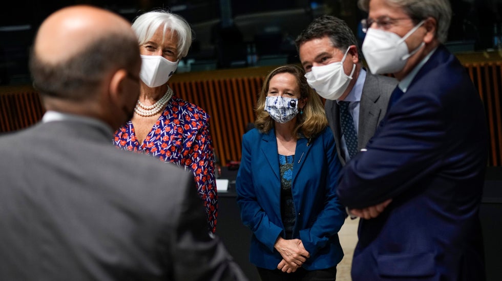 Los ministros de Finanzas del Eurogrupo, junto a la presidenta del Banco Central Europeo (BCE), Christine Lagarde.