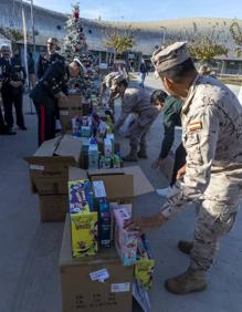 Imagen secundaria 2 - Empresas, organismos y ejércitos se vuelcan en la recogida de juguetes en Cartagena