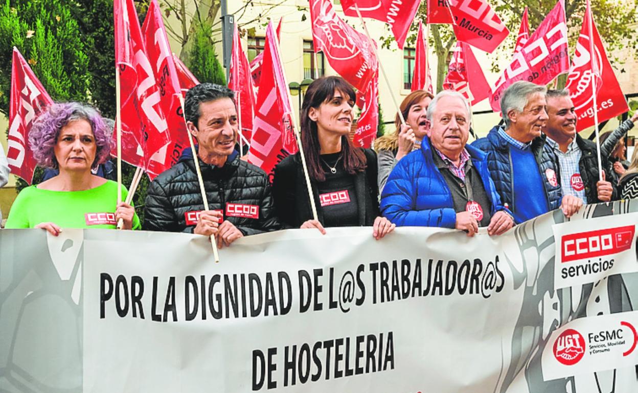 Un momento de la protesta de ayer de CC OO y UGT. 