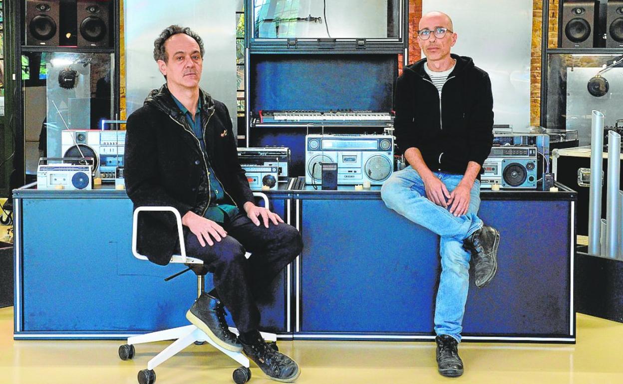 Eduardo Balanza y Pedro Guirao, junto a su instalación sonora en el Pabellón 1 del Cuartel de Artillería, en Murcia. 