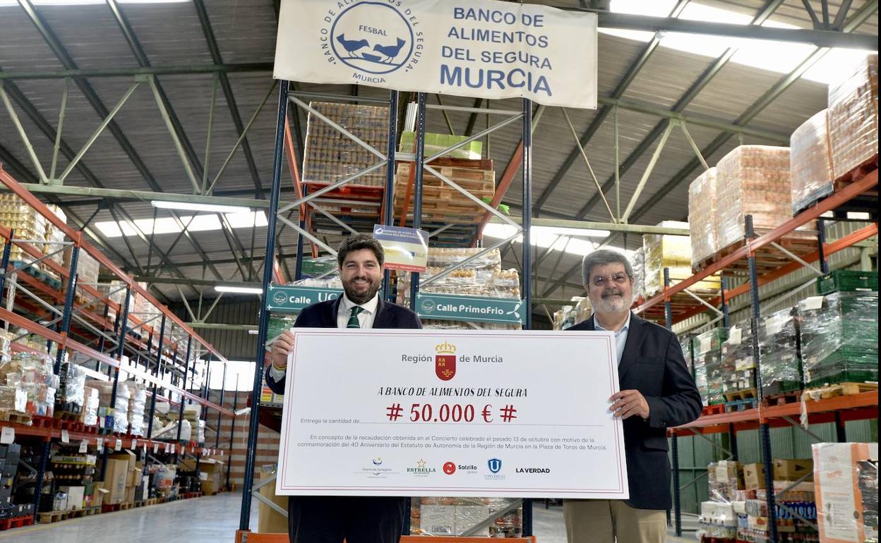 López Miras entrega el cheque dotado con 50.000 euros al Banco de Alimentos del Segura, este viernes.