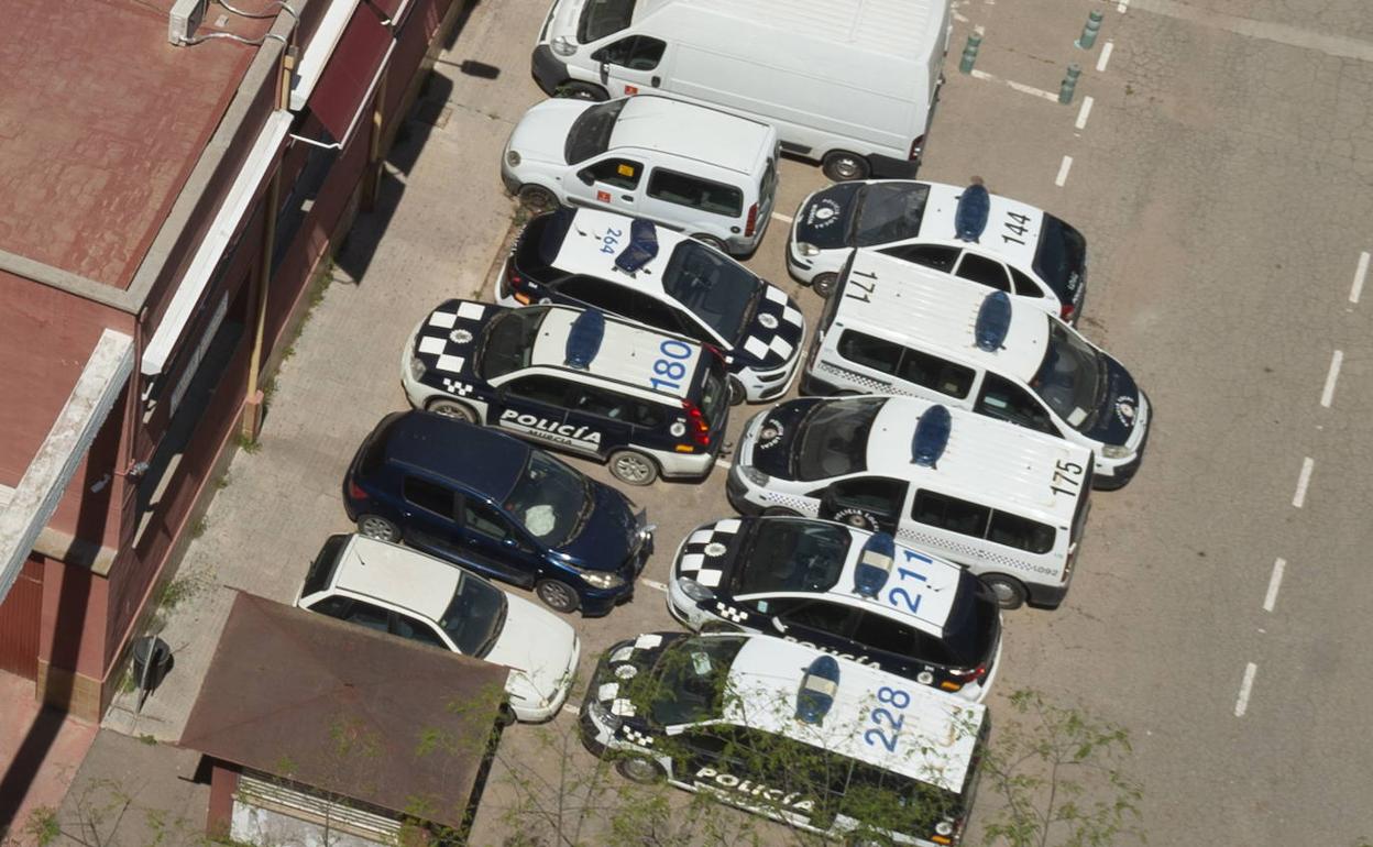 Varios vehículos en desuso en el parque móvil ubicado en Espinardo, en una imagen de archivo. 