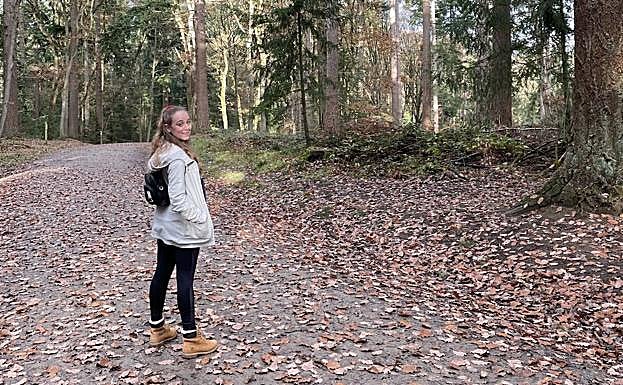 La molinense Nuria Riquelme pasea por un bosque de Birmingham, donde reside desde hace 7 años. 