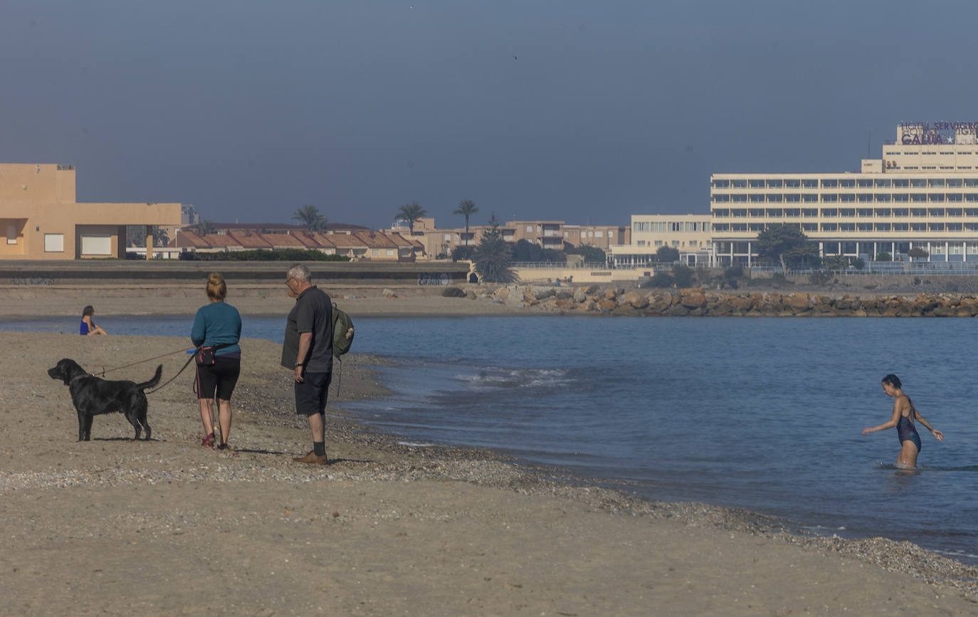Fotos: Las altas temperaturas del 25 de diciembre llenan los restaurantes y las playas de La Manga