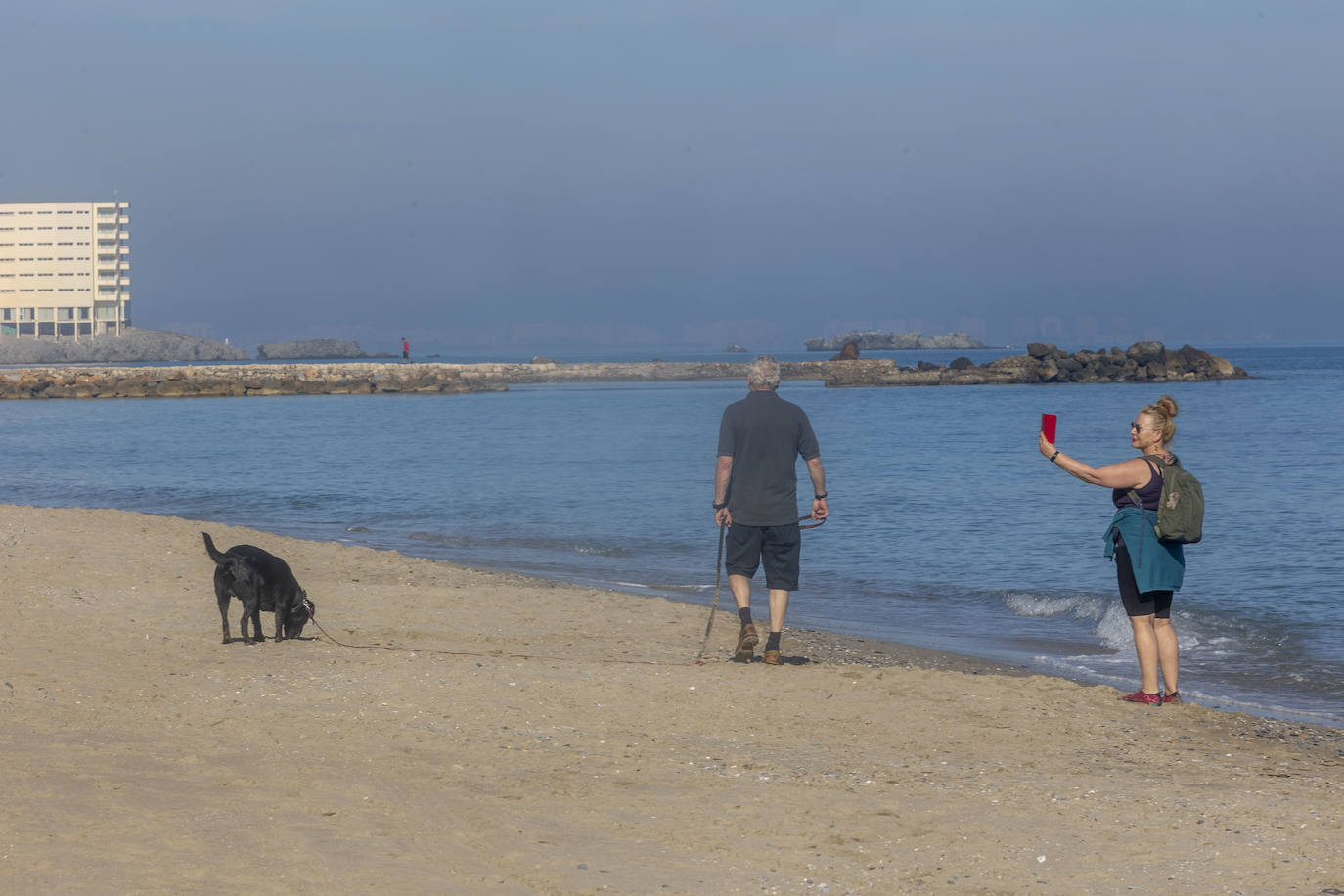 Fotos: Las altas temperaturas del 25 de diciembre llenan los restaurantes y las playas de La Manga