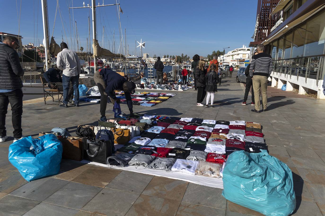 Fotos: Las altas temperaturas del 25 de diciembre llenan los restaurantes y las playas de La Manga
