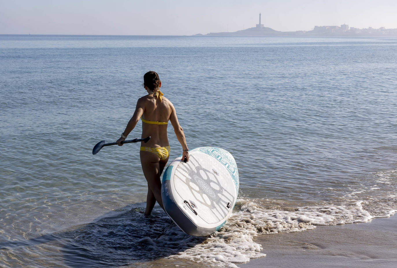 Fotos: Las altas temperaturas del 25 de diciembre llenan los restaurantes y las playas de La Manga