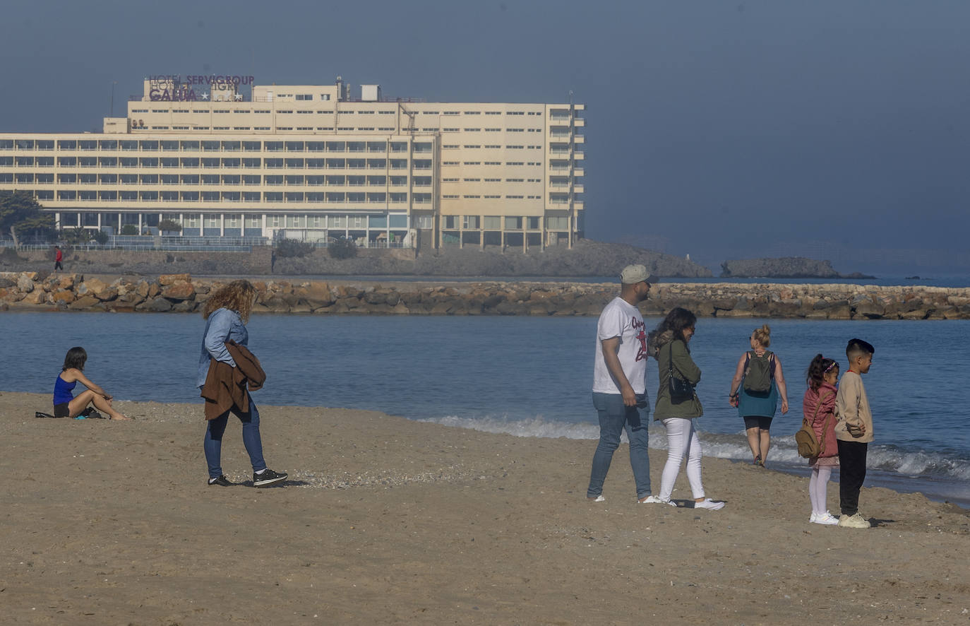 Fotos: Las altas temperaturas del 25 de diciembre llenan los restaurantes y las playas de La Manga