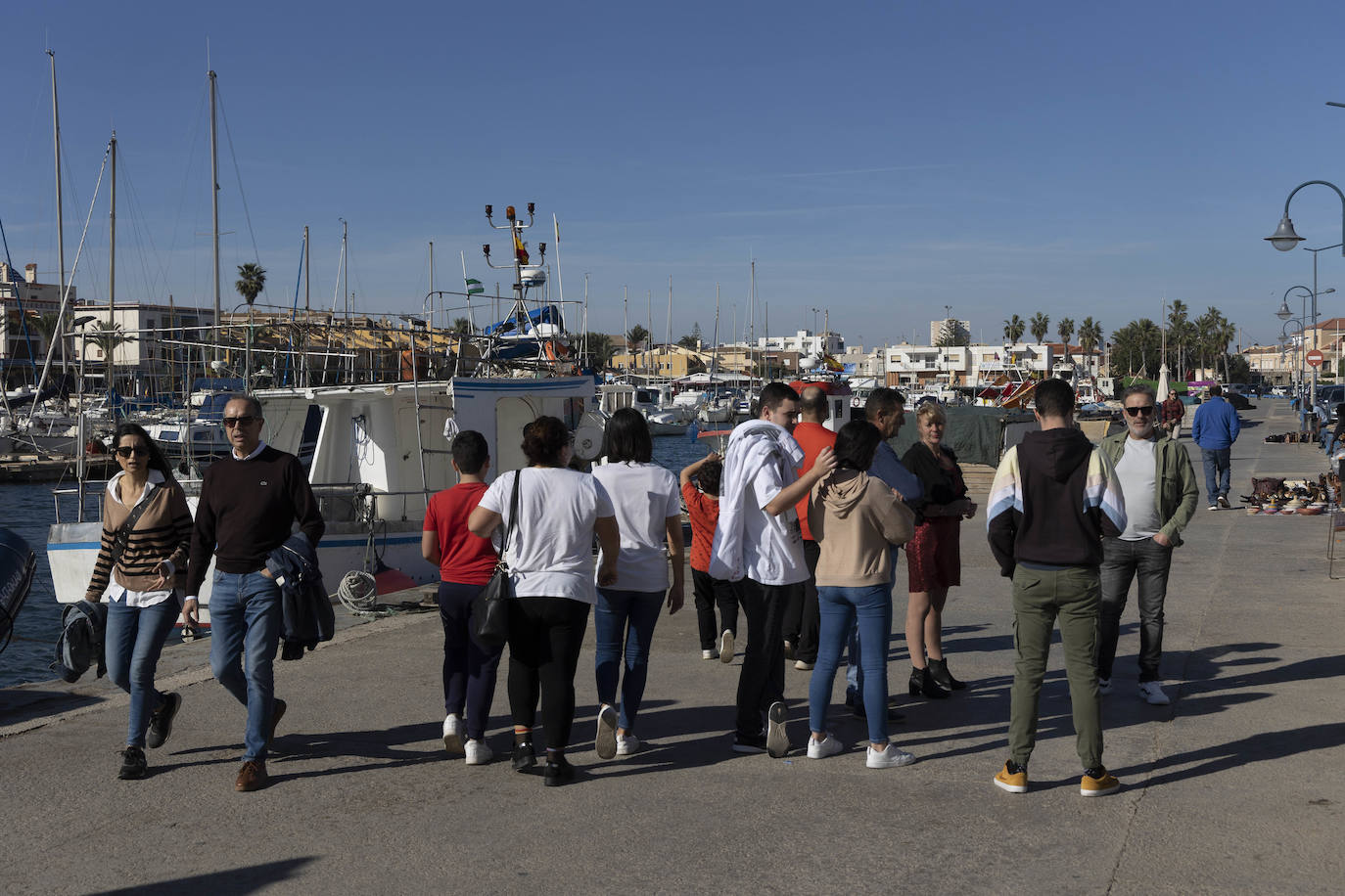 Fotos: Las altas temperaturas del 25 de diciembre llenan los restaurantes y las playas de La Manga