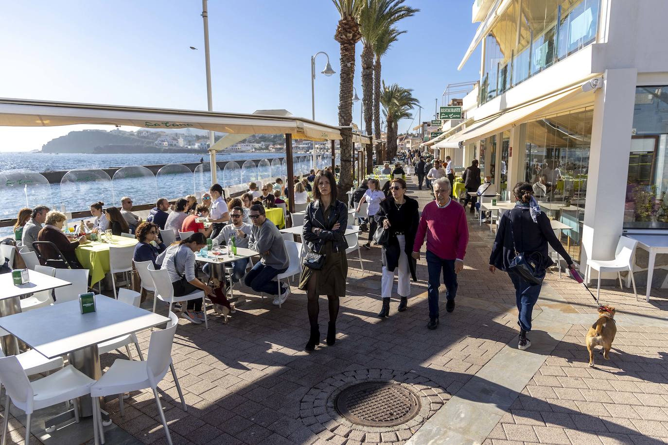 Fotos: Las altas temperaturas del 25 de diciembre llenan los restaurantes y las playas de La Manga