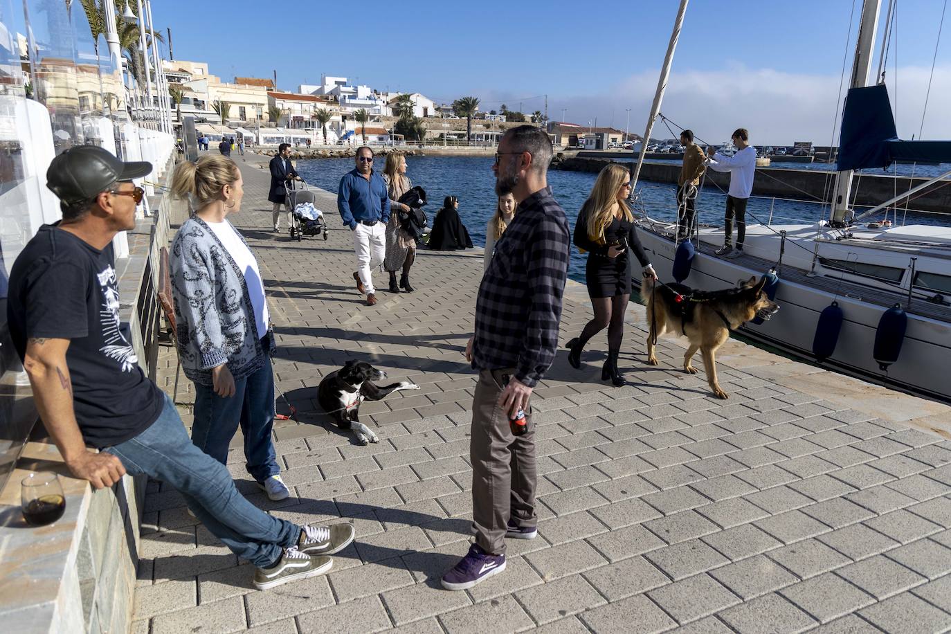 Fotos: Las altas temperaturas del 25 de diciembre llenan los restaurantes y las playas de La Manga