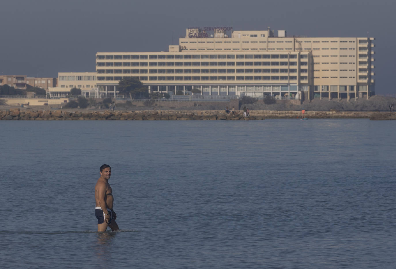 Fotos: Las altas temperaturas del 25 de diciembre llenan los restaurantes y las playas de La Manga