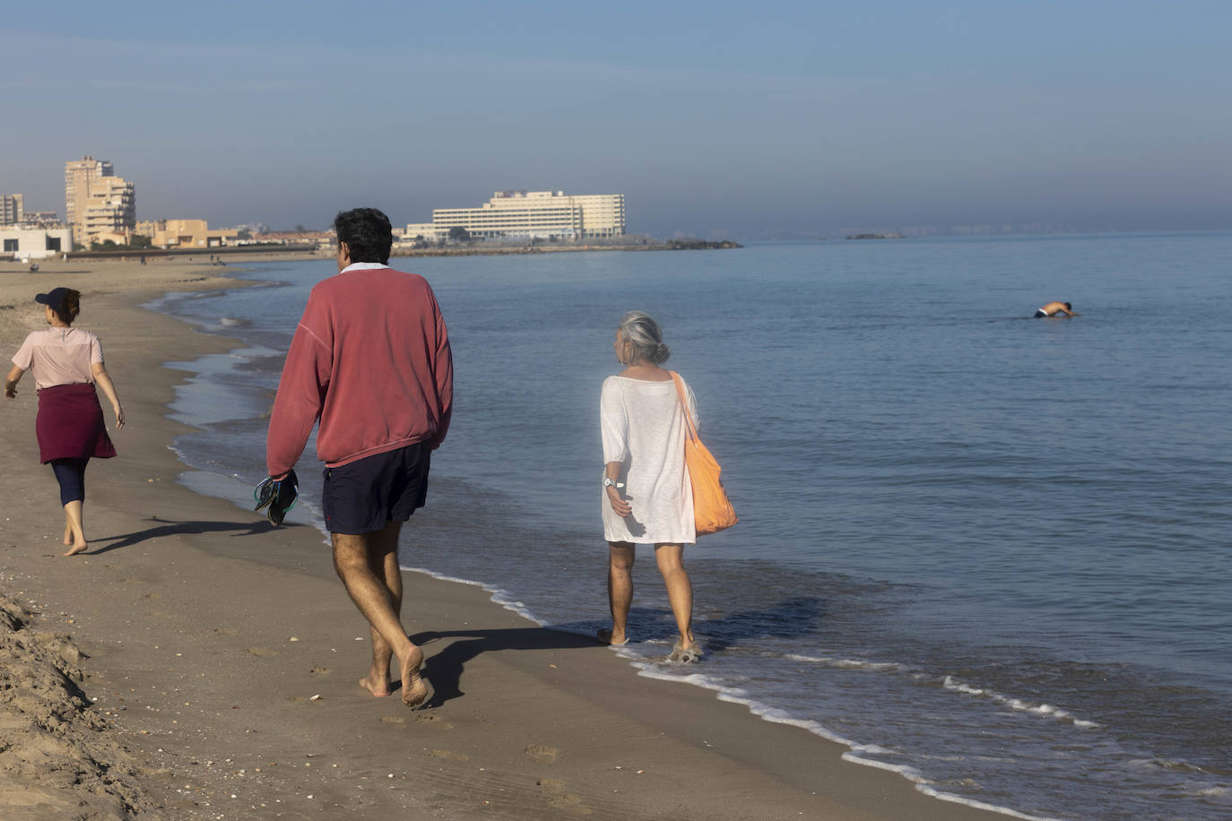Fotos: Las altas temperaturas del 25 de diciembre llenan los restaurantes y las playas de La Manga