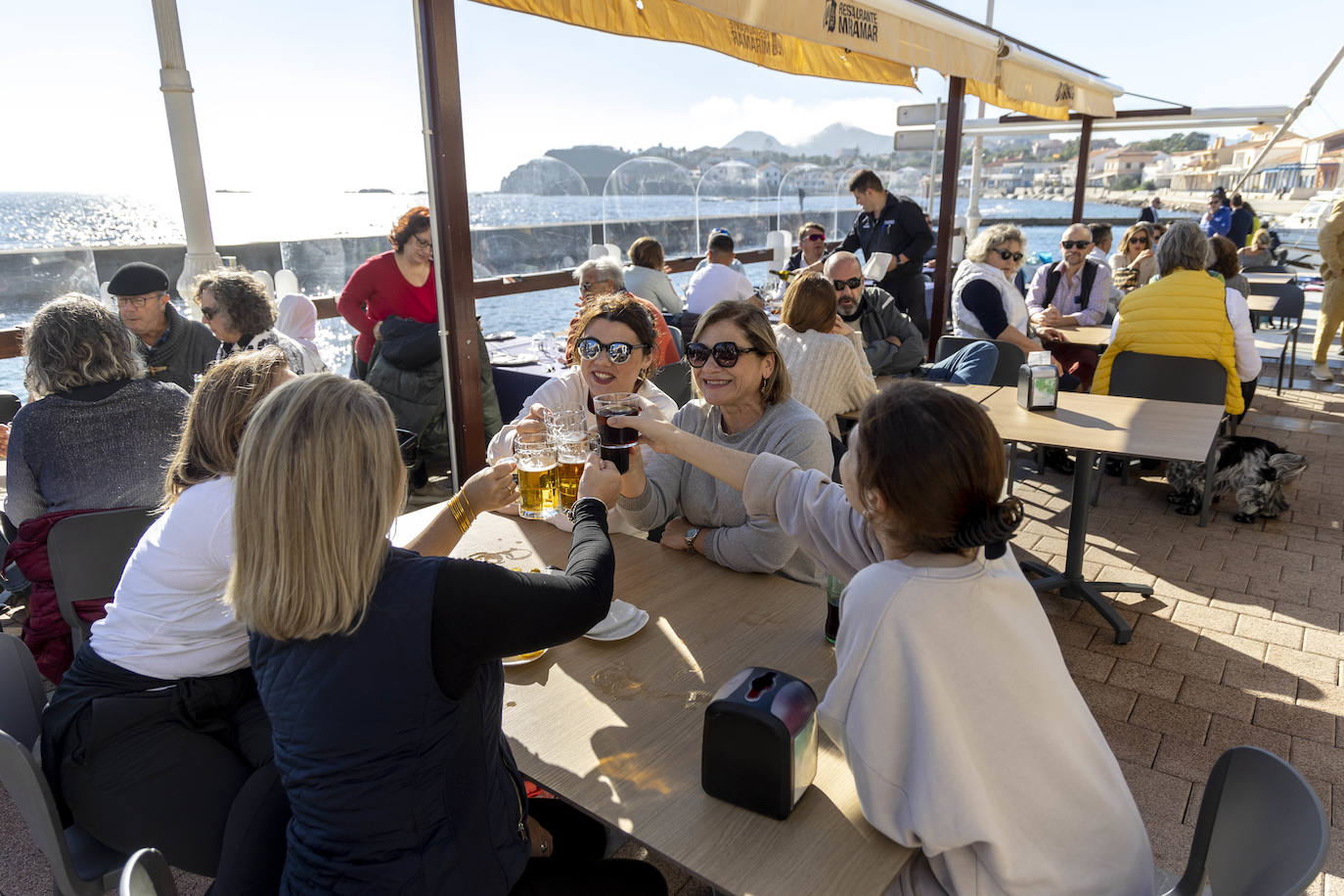Fotos: Las altas temperaturas del 25 de diciembre llenan los restaurantes y las playas de La Manga