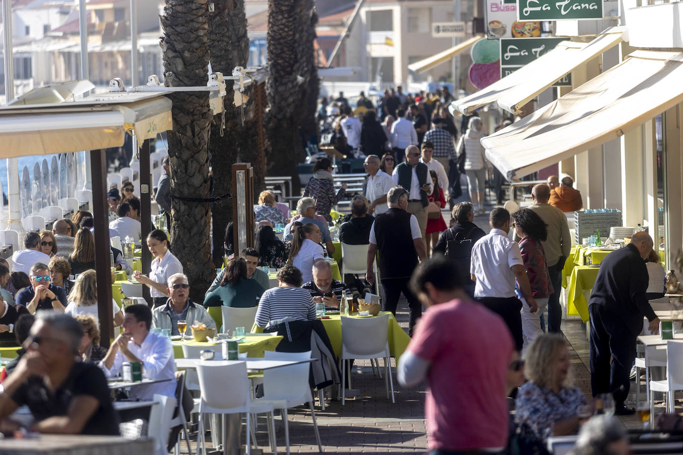Fotos: Las altas temperaturas del 25 de diciembre llenan los restaurantes y las playas de La Manga