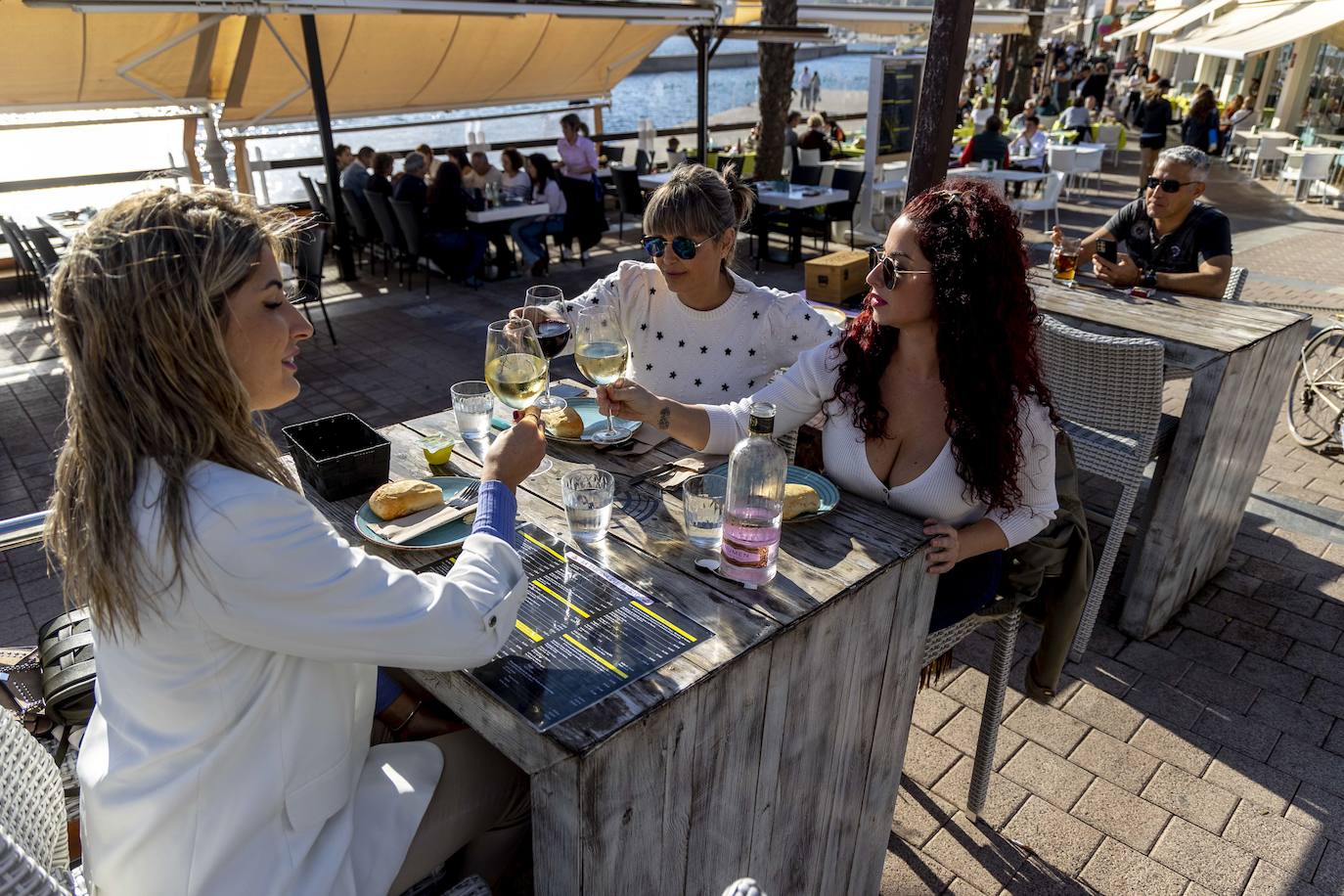 Fotos: Las altas temperaturas del 25 de diciembre llenan los restaurantes y las playas de La Manga