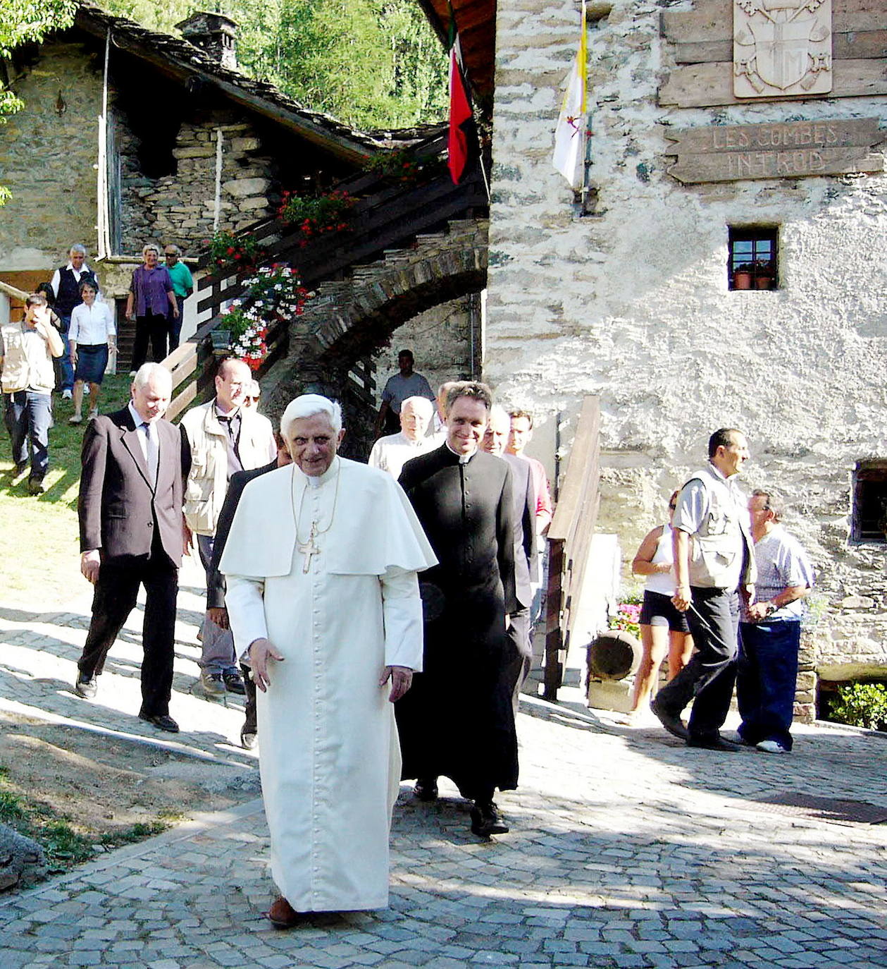 Benedicto XVI sale de un museo dedicado a su predecesor, el difunto papa Juan Pablo II, en Les Combes, en la región del Valle de Aosta, al norte de Italia. 