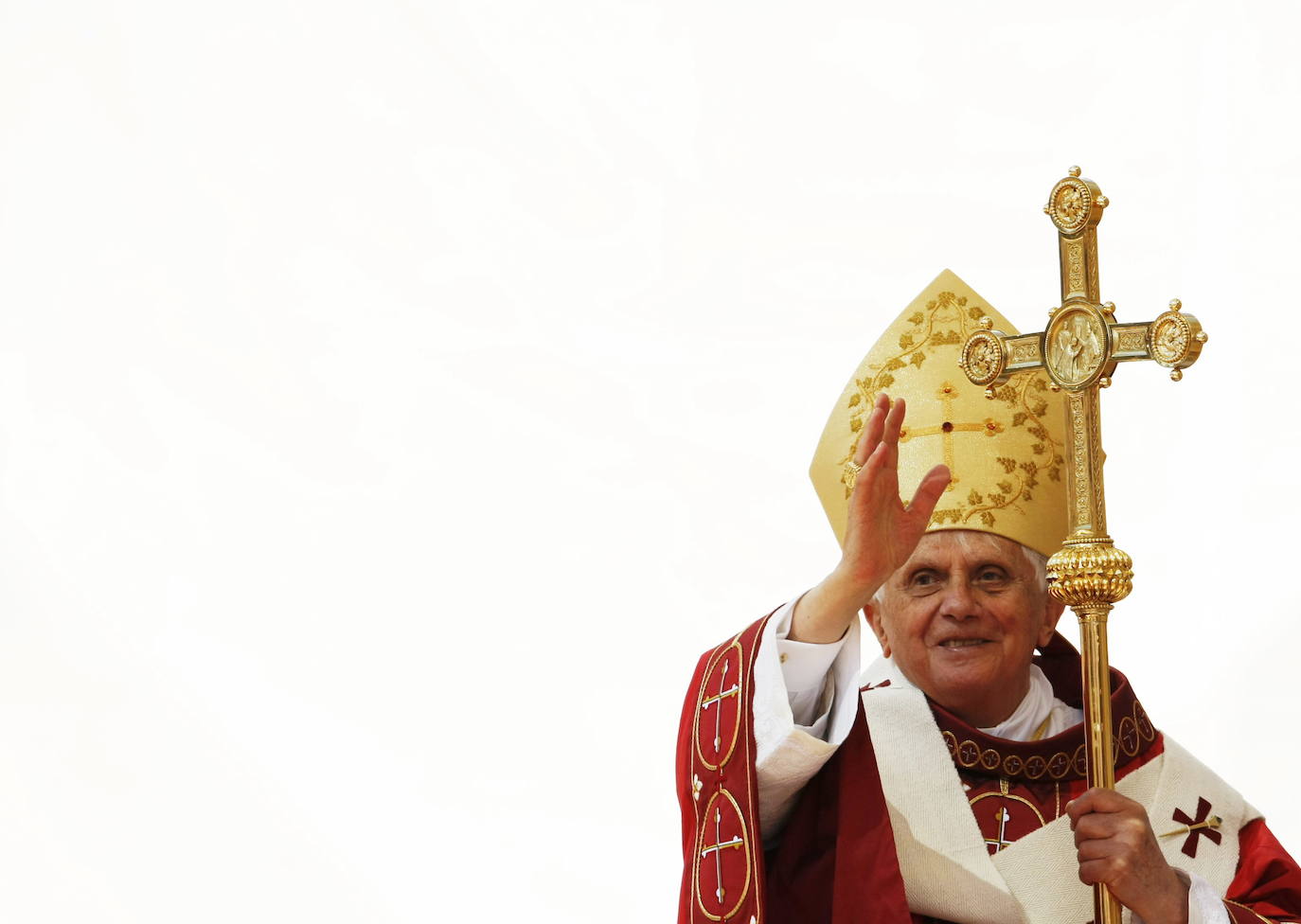 El Papa reacciona ante la multitud al final de una Misa Papal, el jueves 17 de abril de 2008, en el Parque Nacional de Washington.