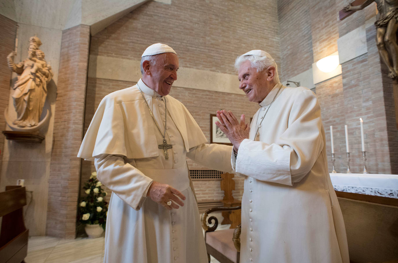 El papa Francisco conversa animadamente con Benedicto XVI después de un consistorio celebrado en noviembre de 2016 en el Vaticano.