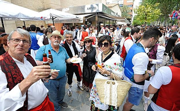 Galería. El paseo Alfonso X de Murcia, abarrotado en el primer Bando sin restricciones tras la pandemia.