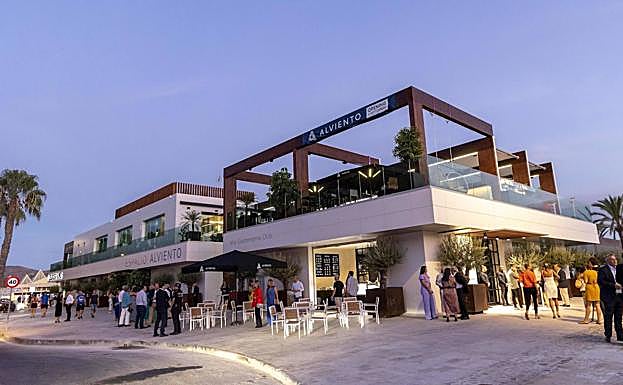 Galería. Exterior del Restaurante Alviento, en el día de la inauguración.