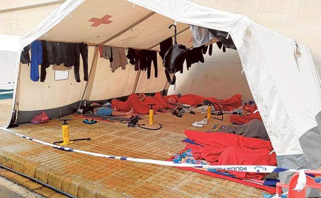 Carpa de Cruz Roja en la que se atiende a inmigrantes llegados en patera, en una imagen de archivo. 