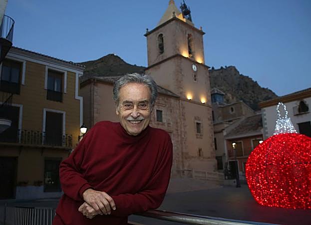 Pedro Cano, este martes, en la plaza de la Iglesia de Blanca, tras conocer con una gran alegría el «notición». En vídeo, momento en el que recibe la llamada del ministro Miquel Iceta.