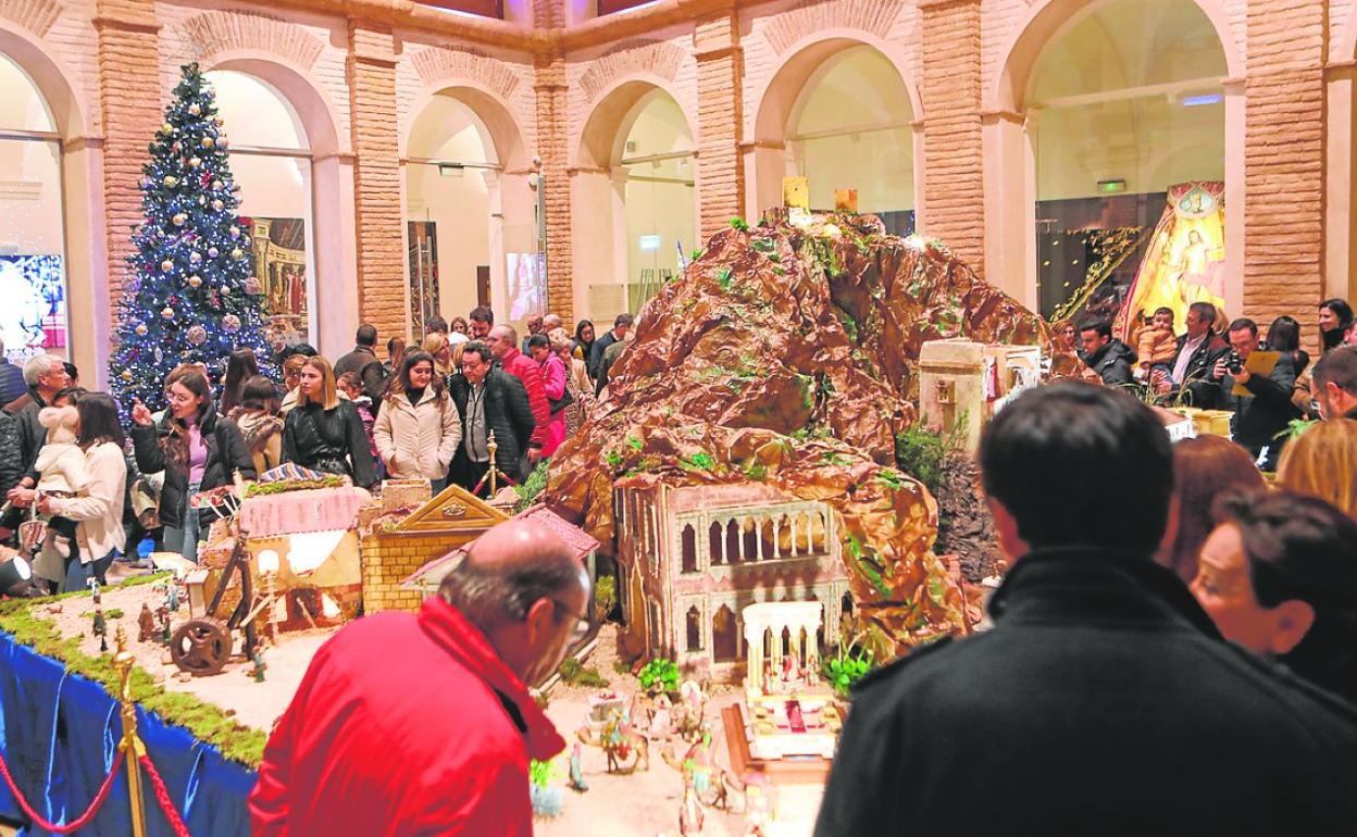 El claustro del Museo Azul de la Semana Santa (Mass) acoge el belén de la Hermandad de Labradores.