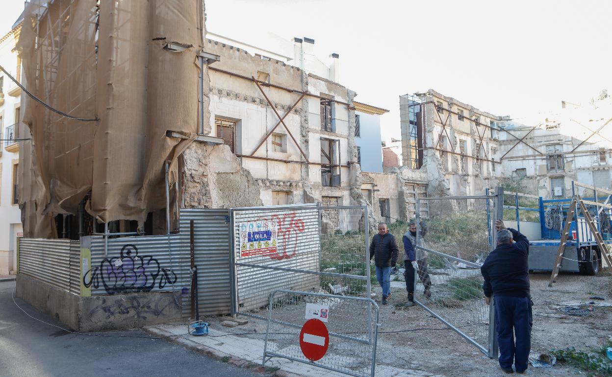 Operarios durante los trabajos previos a la construcción del Palacio de Justicia.