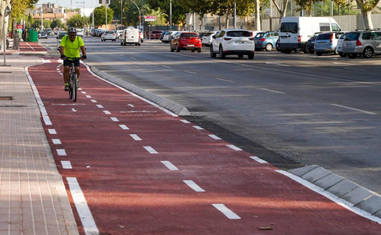 Un ciclista circula por uno de los carriles bici del centro de Cartagena. 