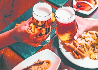 Imagen secundaria 1 - Izquierda: Mercado de Correos (calle Pintor Villacís, 3, Murcia): todo tipo de tapas. Derecha: Albedrío (C/ Villamartín, 5, Cartagena): tabla de jamón y queso.