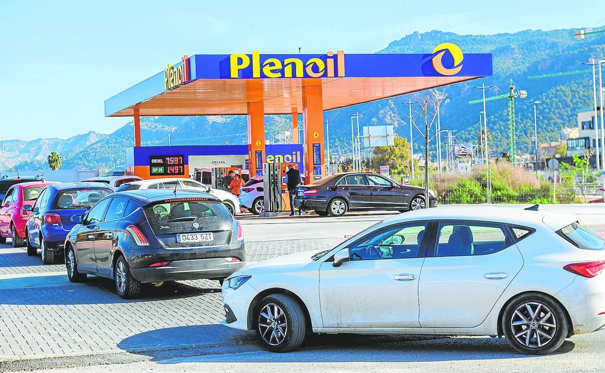 Colas a la entrada de una estación de servicio 'low cost' en la Costera Sur, cerca de la pedanía murciana de Santo Ángel . 