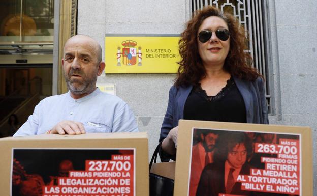 Protesta frente al Ministerio de Interior en 2018 para pedir la retirada de condecoraciones de 'Billy el Niño'. 