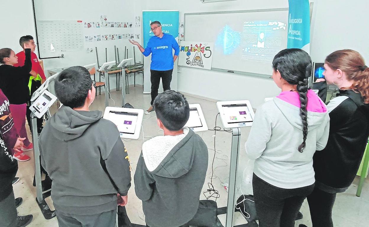 Los talleres fomentan las competencias digitales de los escolares. 