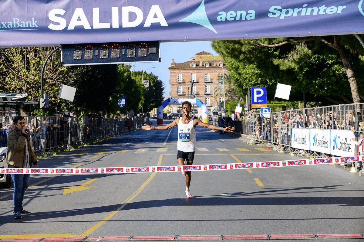 Petros Sánchez y Laura Nicolás, campeones de la San Silvestre de Murcia, al cruzar la línea de meta, este sábado. 