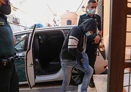 David V. P. entra en los juzgados de Lorca escoltado por dos guardias civiles en septiembre de 2021.