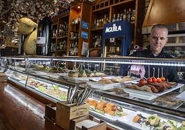 Espectacular vitrina repleta de tapas en la barra de la Tasca Tío Andrés.