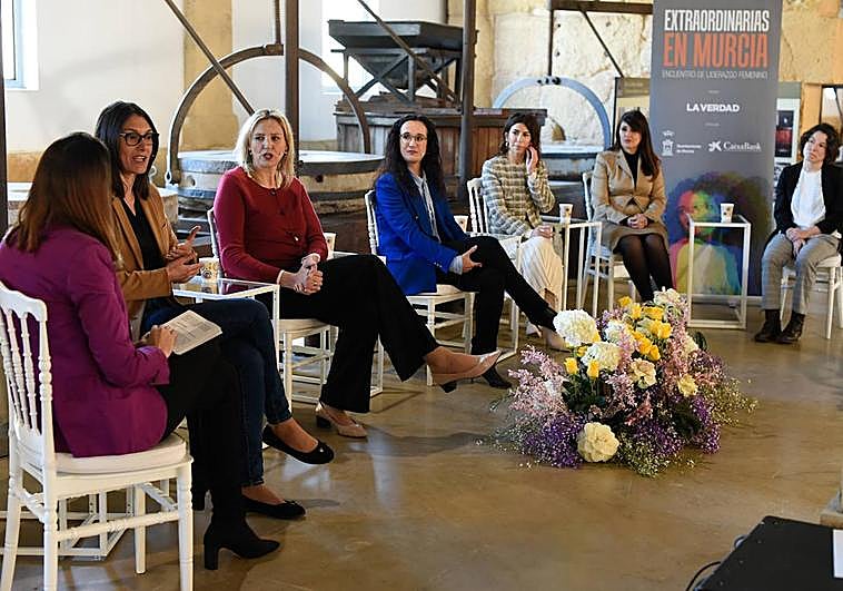 La periodista Beatriz Romero moderó el encuentro en el que participaron Teresa Franco, Susana Ruiz, María Cuartero, Victoria Rivera Barrachina, Charo González y Sofía Martínez, ayer en Los Molinos del Río/Caballerizas.