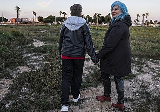 Beatriz Carralero, ayer en Los Alcázares, con su hijo Álvaro, de 12 años.