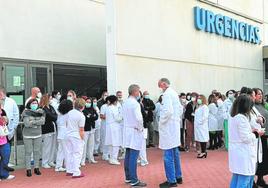 Trabajadores protestan frente a las puertas de Urgencias del hospital de Torrevieja.