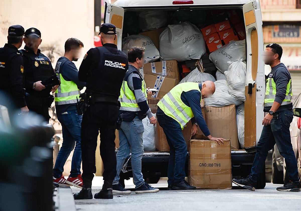 Agentes del Cuerpo Nacional de Policía durante la redada en San Antolín.