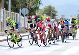 Ciclistas compiten en una imagen de archivo