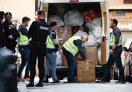 Agentes del Cuerpo Nacional de Policía durante la redada en San Antolín.