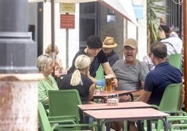 Una camarera atendiendo la terraza de un bar, en una imagen de archivo.