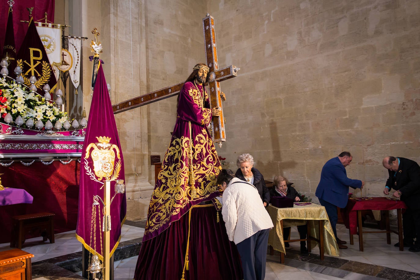 El besapié a Nuestro Padre Jesús de Orihuela, en imágenes