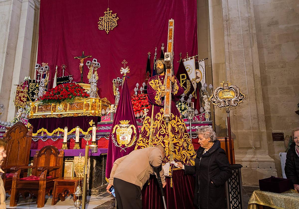 El besapié a Nuestro Padre Jesús de Orihuela, en imágenes