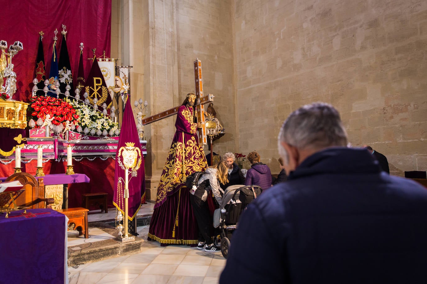 El besapié a Nuestro Padre Jesús de Orihuela, en imágenes