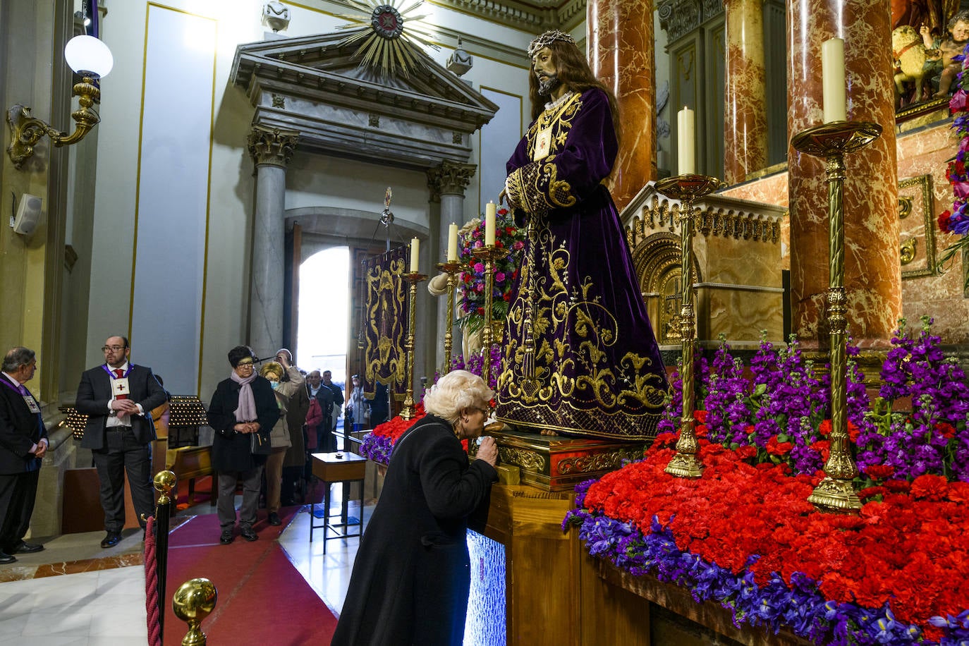 El besapié del Cristo del Rescate de Murcia, en imágenes