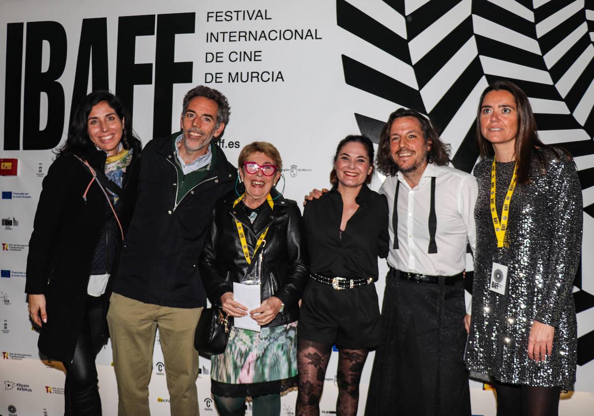 El director del IBAFF, Jesús de la Peña (con falda), e invitados al festival, en la gala de clausura.