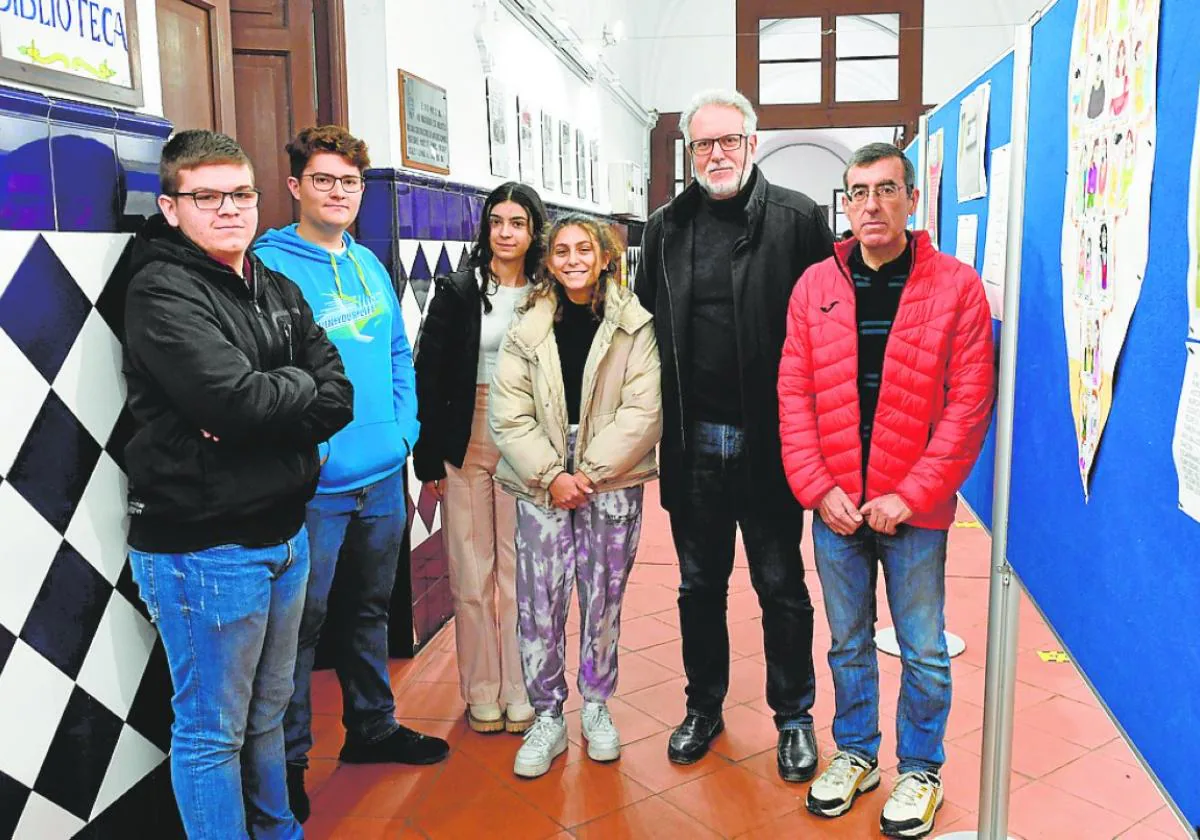 El alumnado junto al director Antonio Miguel Pérez Molera y el profesor Antonio José Sánchez.